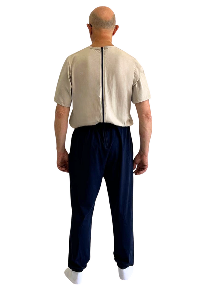 Alltagstauglicher Pflegeoverall in Freizeitanzug-Optik | Unisex | mit Reißverschluss am Rücken - 9023 MC PL