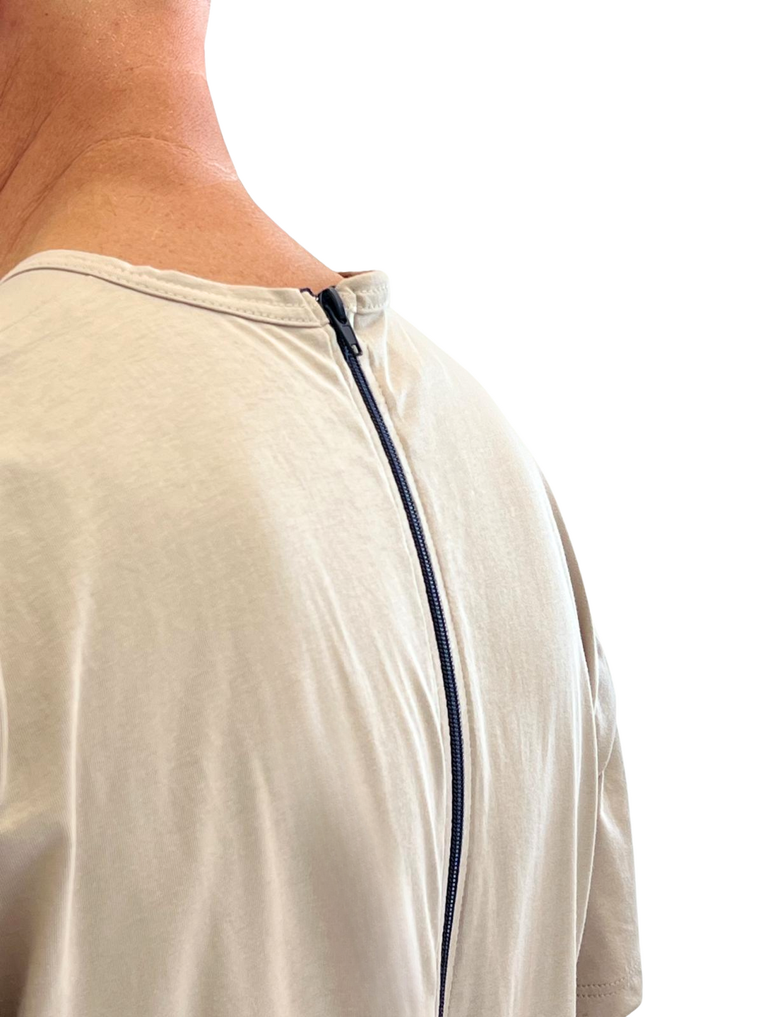 Alltagstauglicher Pflegeoverall in Freizeitanzug-Optik | Unisex | mit Reißverschluss am Rücken - 9023 MC PL