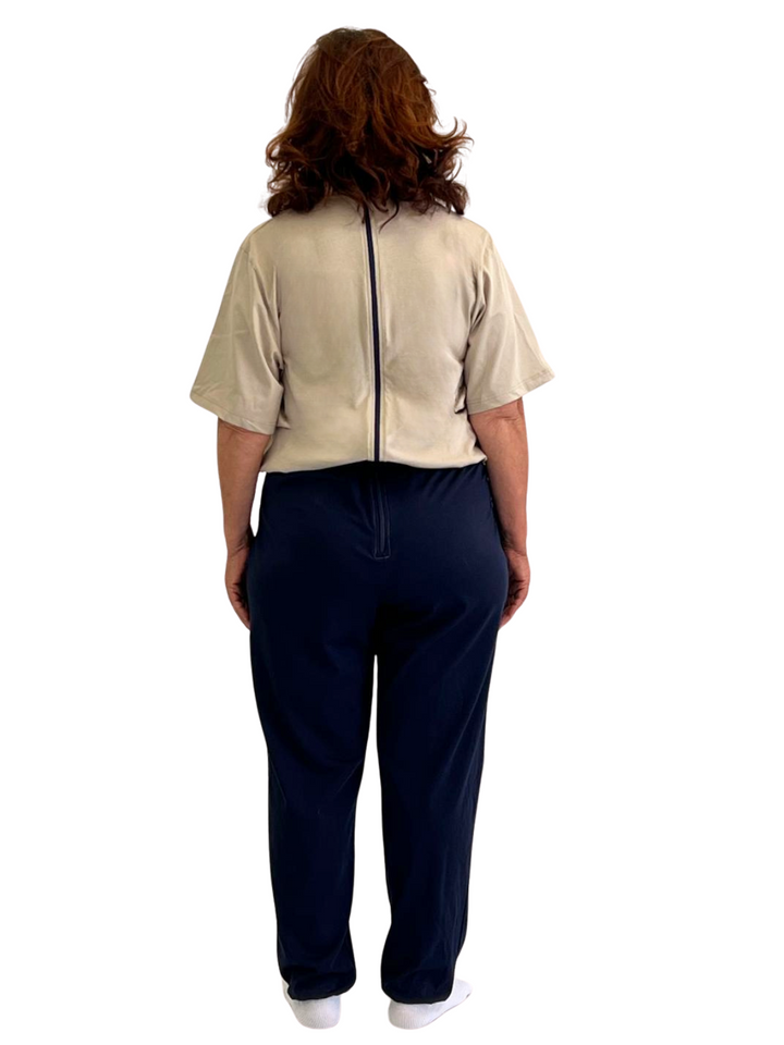 Alltagstauglicher Pflegeoverall in Freizeitanzug-Optik | Unisex | mit Reißverschluss am Rücken - 9023 MC PL